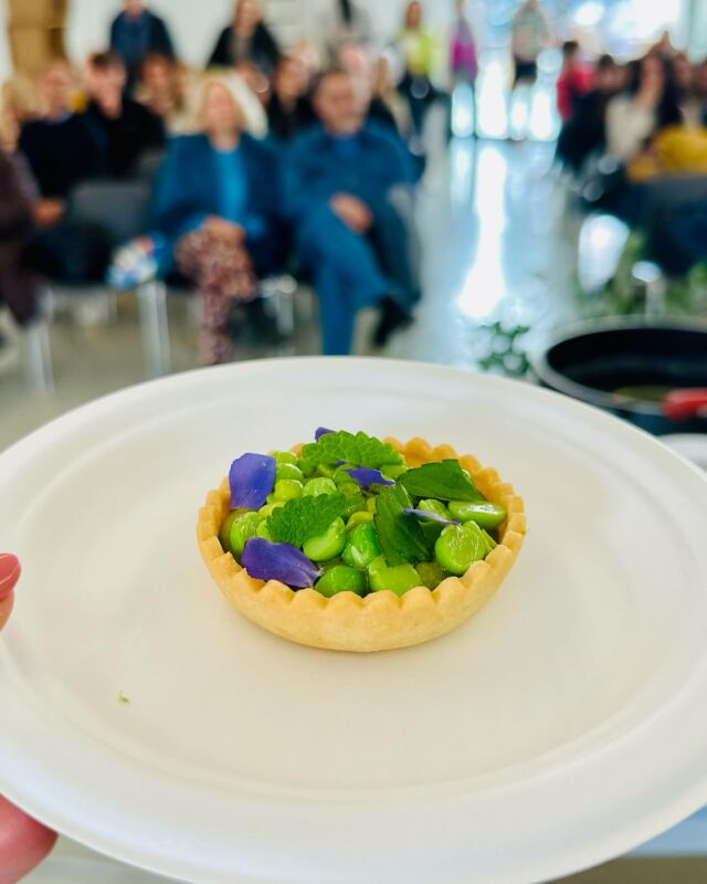 Ricordo di una merenda nell’orto a primavera 🫛

Siamo stati ospitati da @cibovagare_official per uno showcooking in cui @alessandroferrotti, il nostro chef, ci ha spiegato come utilizzare tutte le parti del pisello.
Abbiamo imparato un sacco di cose: la più sorprendente è di quanta polpa (super buona e nutriente) ci sia nei baccelli…non buttateli!

Tartelletta al parmigiano, composta di limone intero, crema di baccelli, piselli, menta e violette dell’orto di Frenk 

Un grazie enorme, come sempre, all’orto di mio papà 💙

@alessandroferrotti tu non lo sai, ma sei pronto per la tv 👏
